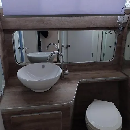 Bed&boat Ii Boatandholiday Com Hotel en barco