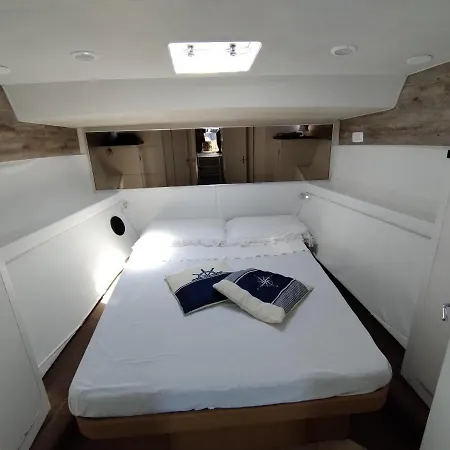 Bed&boat Ii Boatandholiday Com