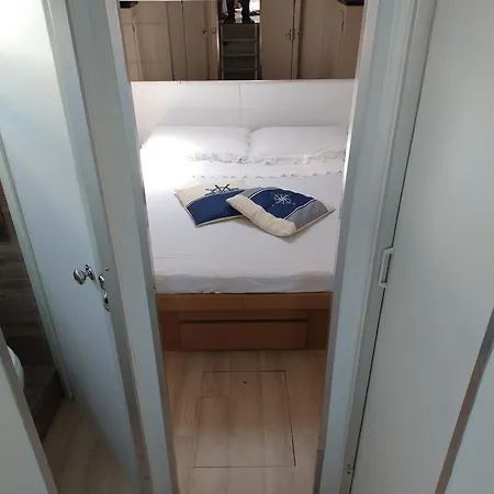 Bed&boat Ii Boatandholiday Com